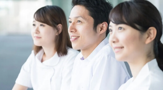 精神保健福祉士や心理士、看護師と医療事務が医師の診療をチームで支えます